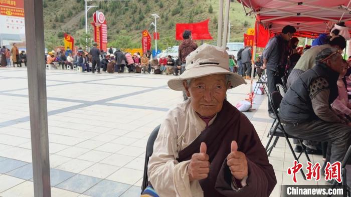西藏自治區(qū)昌都市左貢縣田妥鎮(zhèn)義診點，藏族奶奶對義診志愿者表示肯定?！〔苄穹?攝