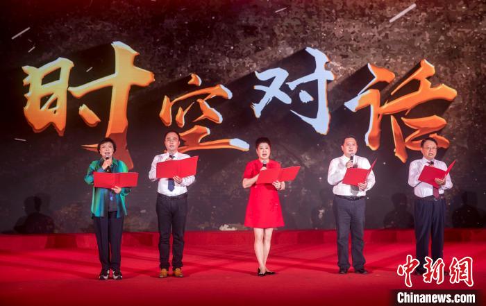陶侃與陳望道之孫陳曉帆、顏福慶之孫顏志淵、榮毅仁侄女榮智豐深情朗誦《與統(tǒng)戰(zhàn)先輩的時空對話》。　張昊 攝