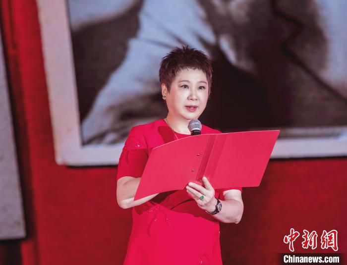 7月16日，榮智豐在2023年上海統(tǒng)戰(zhàn)文化周開(kāi)幕活動(dòng)中朗誦《與統(tǒng)戰(zhàn)先輩的時(shí)空對(duì)話》?！堦?攝