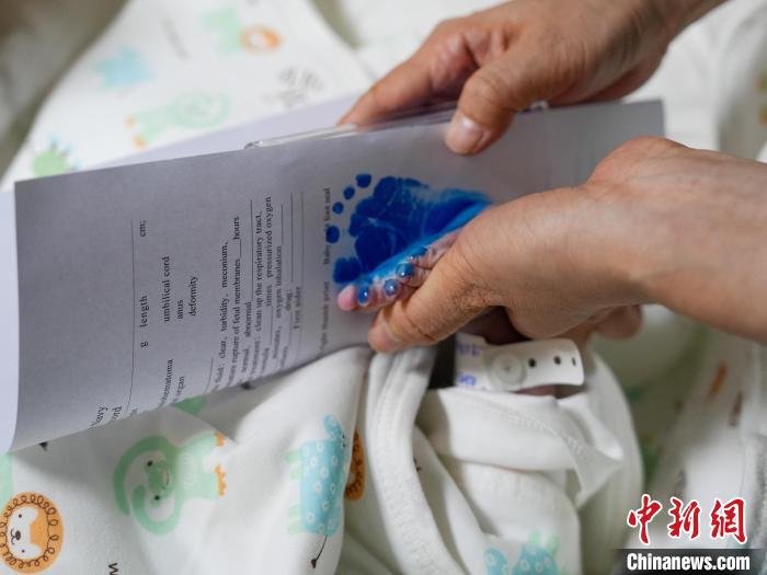 醫(yī)護(hù)人員為新生兒留下腳印?！?攝