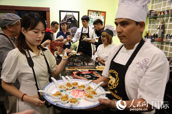 7月19日，參加美食活動的多國代表品嘗泰式傳統(tǒng)美食。人民網(wǎng)記者 張矜若攝