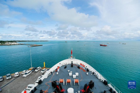 7月22日，中國海軍“和平方舟”號醫(yī)院船駛離基里巴斯首都塔拉瓦。當(dāng)?shù)貢r間22日上午10時，執(zhí)行“和諧使命-2023”任務(wù)的中國海軍“和平方舟”號醫(yī)院船圓滿結(jié)束對基里巴斯的首次訪問，駛離基里巴斯首都塔拉瓦，前往本次任務(wù)的第二站湯加努庫阿洛法港。新華社發(fā)（黎宇 攝）