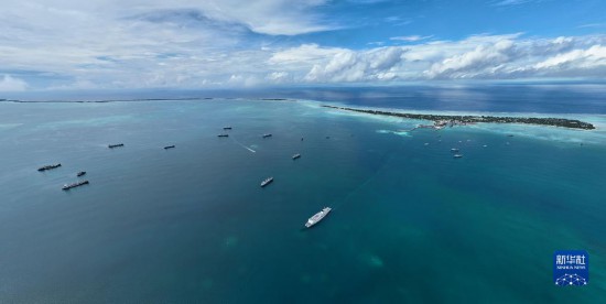 7月22日，中國海軍“和平方舟”號醫(yī)院船結(jié)束基里巴斯訪問，駛離塔拉瓦港。新華社發(fā)（桂江波 攝）