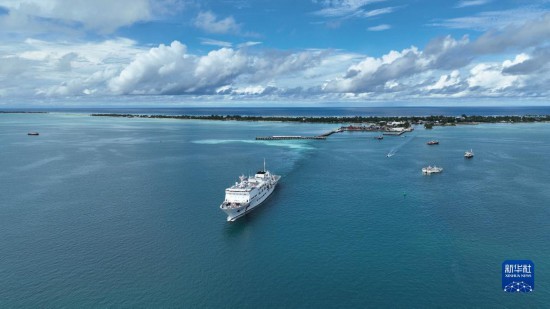 7月22日，中國海軍“和平方舟”號醫(yī)院船結(jié)束基里巴斯訪問，駛離塔拉瓦港。新華社發(fā)（桂江波 攝）