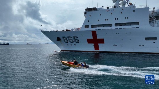 7月22日，中國海軍“和平方舟”號醫(yī)院船駛離塔拉瓦港途中，基里巴斯當(dāng)?shù)孛癖婑{船揮手告別。新華社發(fā)（桂江波 攝）