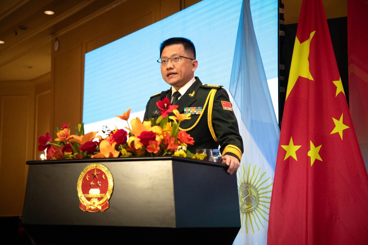 中國(guó)駐阿根廷大使館武官劉淼大校致辭。中國(guó)駐阿根廷大使館供圖