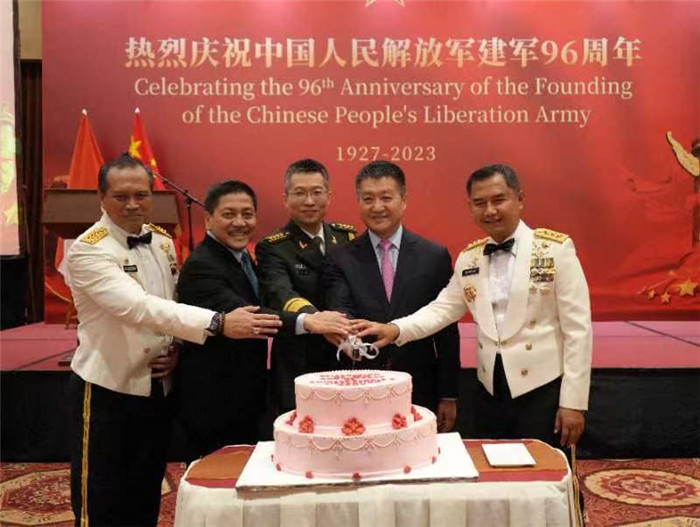 圖為陸慷大使與印尼貴賓共切生日蛋糕。中國駐印度尼西亞使館供圖