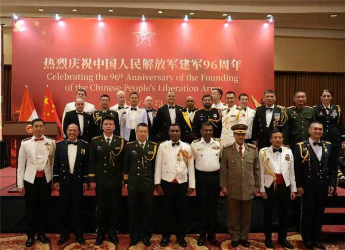 圖為徐勝武官與參加招待會(huì)的各國武官、武官處代表合影。中國駐印度尼西亞使館供圖