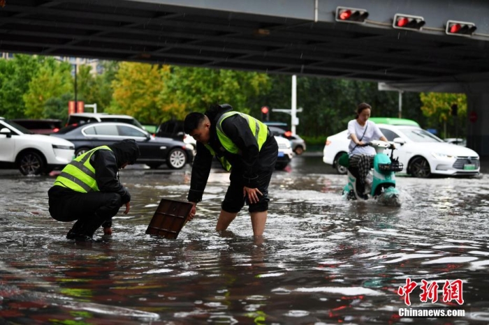 7月30日，河北省持續(xù)發(fā)布暴雨紅色預警信號。受今年第5號臺風“杜蘇芮”殘余環(huán)流影響，7月28日以來，地處華北地區(qū)的河北省大部出現(xiàn)降雨。30日17時，該省氣象臺發(fā)布當日第三次暴雨紅色預警信號。石家莊市城區(qū)不少區(qū)域積水嚴重，城管、環(huán)衛(wèi)、園林、市政等部門緊急出動，聯(lián)合疏堵保暢，筑牢防汛安全屏障。圖為石家莊裕華區(qū)城管局防汛隊員對沿街收水井進行雜物清理，以保證排水暢通。翟羽佳 攝