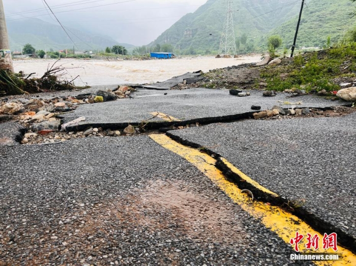 受臺(tái)風(fēng)“杜蘇芮”影響，7月29日至8月1日，河北省淶水縣普降暴雨，持續(xù)強(qiáng)降雨和強(qiáng)風(fēng)天氣引發(fā)洪水險(xiǎn)情。連日來(lái)，當(dāng)?shù)亟M織數(shù)千人搶險(xiǎn)救援隊(duì)伍，集中力量加快排水、清理路面、救援拋錨車輛、搶修倒伏電線桿等工作。8月1日，方便面、飲用水、火腿腸、面包等首批調(diào)撥救災(zāi)物資送抵救災(zāi)一線，并于當(dāng)天發(fā)放到受災(zāi)群眾手中。目前，淶水縣受損交通、電力、通信等基礎(chǔ)設(shè)施正在加緊搶修，山區(qū)受困人員已分批轉(zhuǎn)移，各項(xiàng)搶險(xiǎn)救災(zāi)工作正在有序進(jìn)行中。圖為淶水縣婁村鎮(zhèn)南安莊村被洪水沖毀的路面。(文/呂子豪 楊猛)李金璐 攝