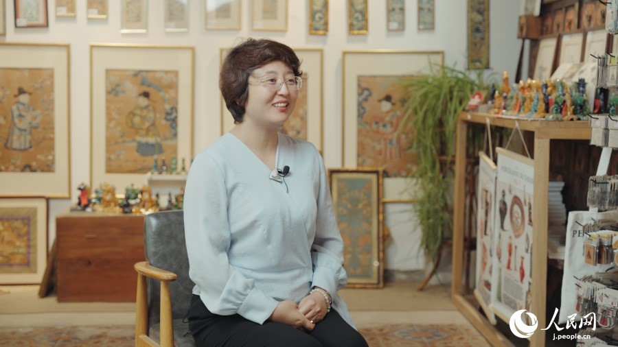 圖為瓷器修復(fù)藝術(shù)家王京。人民網(wǎng)記者 張若涵攝