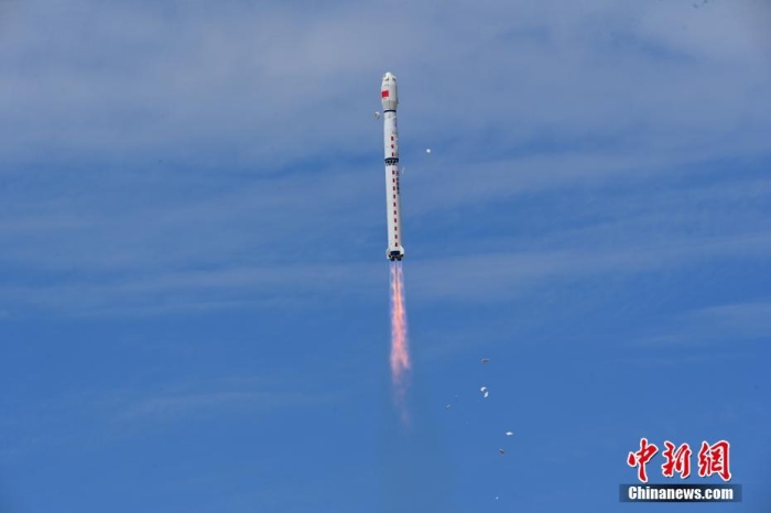 8月3日11時47分，中國在酒泉衛(wèi)星發(fā)射中心用長征四號丙遙四十四運載火箭，成功發(fā)射風(fēng)云三號06星，衛(wèi)星順利進入預(yù)定軌道，任務(wù)取得圓滿成功。該衛(wèi)星將接替在軌超期服役的風(fēng)云三號C星，探測數(shù)據(jù)主要用于天氣預(yù)報、大氣化學(xué)和氣候變化監(jiān)測業(yè)務(wù)及研究。汪江波 攝