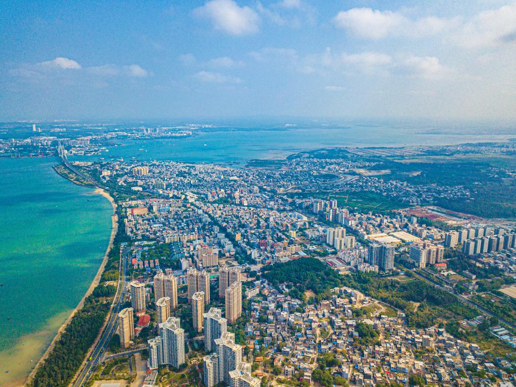這是海南自貿(mào)港重點(diǎn)園區(qū)——洋浦經(jīng)濟(jì)開發(fā)區(qū)所在的環(huán)新英灣地區(qū)（無(wú)人機(jī)照片，2023年2月26日攝）。新華社記者 蒲曉旭 攝
