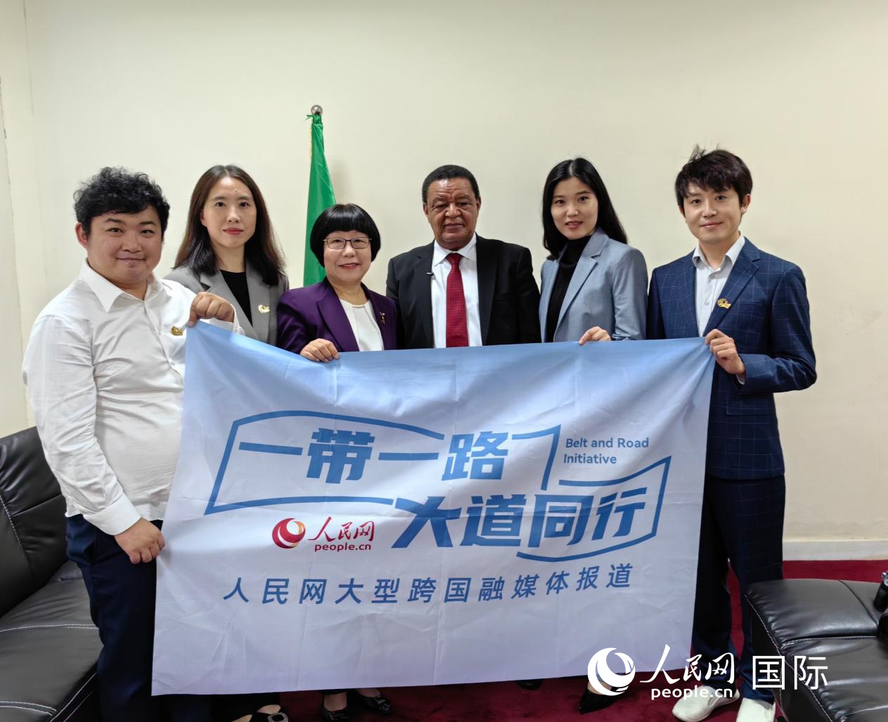 穆拉圖·特肖梅與人民網(wǎng)記者合影。