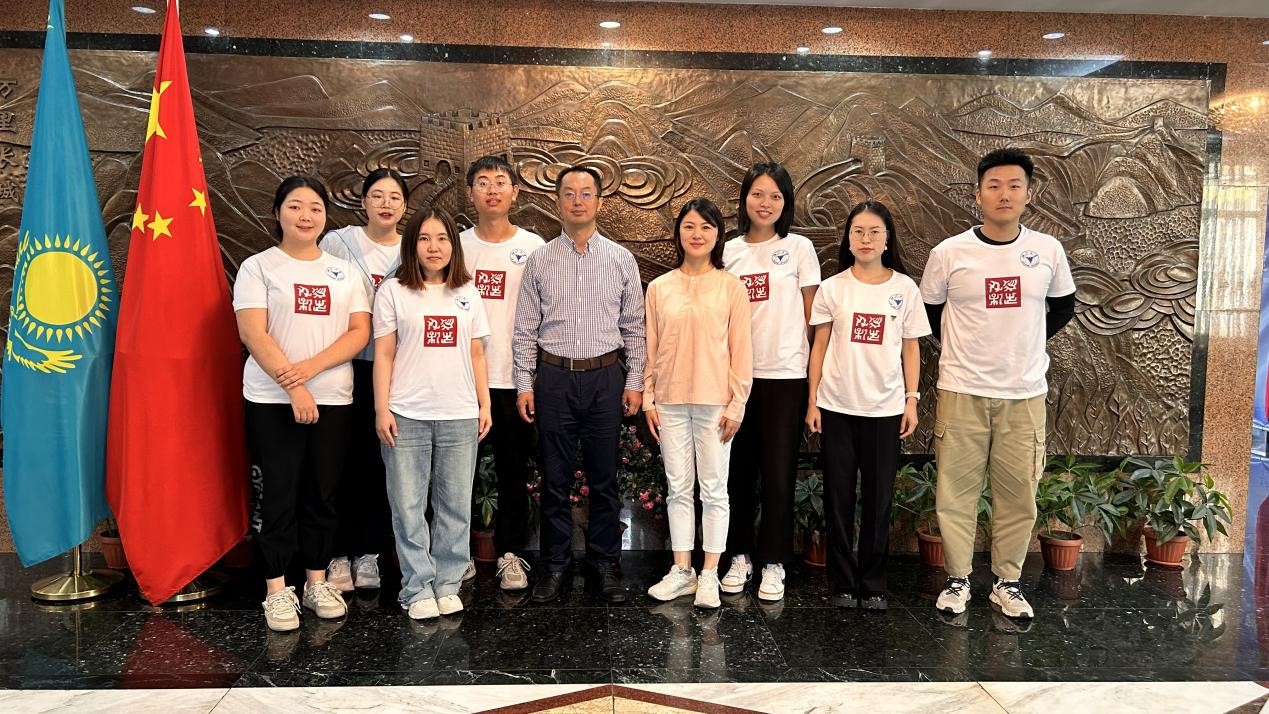 浙江大學(xué)實(shí)踐團(tuán)拜訪中國駐阿拉木圖總領(lǐng)館。浙江大學(xué)供圖