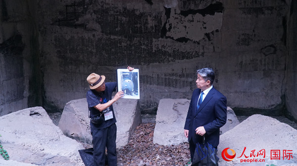 毒氣島歷史研究所事務(wù)局長山內(nèi)正之在毒氣儲存遺址為大家介紹日軍發(fā)動毒氣戰(zhàn)的罪證。人民網(wǎng) 蔣曉辰攝