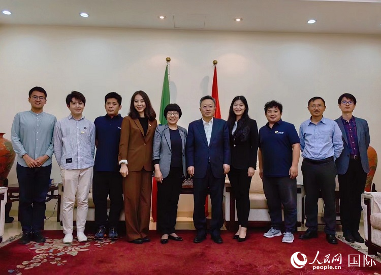 趙志遠(yuǎn)大使（右五）、使館工作人員與人民網(wǎng)記者合影。