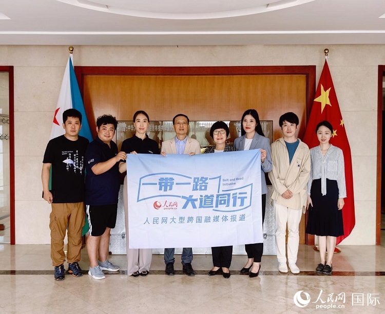 胡斌大使（左四）、使館工作人員與人民網(wǎng)記者合影。
