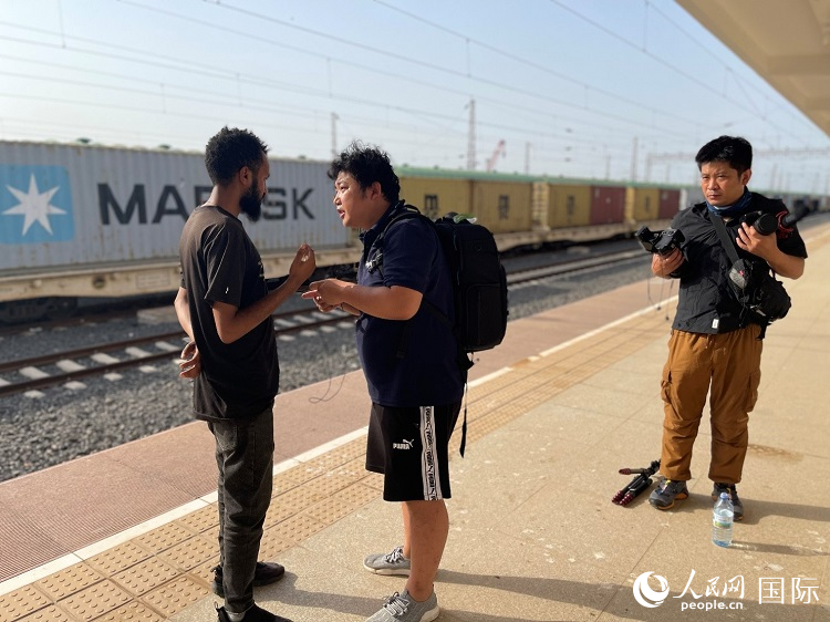 亞吉鐵路吉布提線工作人員介紹列車運(yùn)營情況。人民網(wǎng)記者 趙艷紅攝