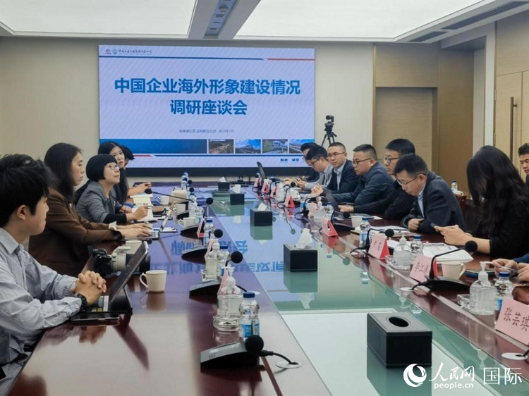 埃塞俄比亞中國商會(huì)企業(yè)代表與人民網(wǎng)記者座談。人民網(wǎng)記者 劉寧攝