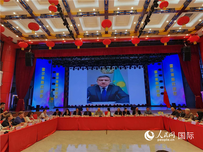 哈外交部駐阿拉木圖副代表拉伊莫夫視頻致辭。人民網(wǎng)記者 李強攝