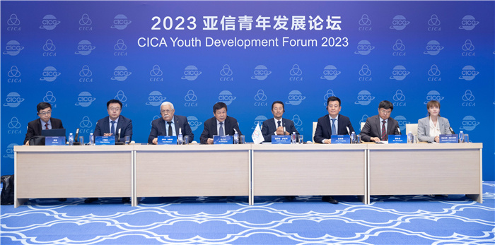 2023亞信青年發(fā)展論壇嘉賓發(fā)言現(xiàn)場。人民畫報(bào)供圖