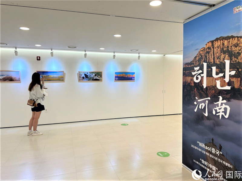2.民眾參觀“看九曲黃河 聽華夏故事”主題展。人民網(wǎng)記者 馬菲攝