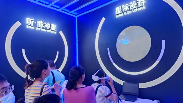 9月2日，貴州展館里觀眾排隊(duì)體驗(yàn)VR。受訪(fǎng)者供圖