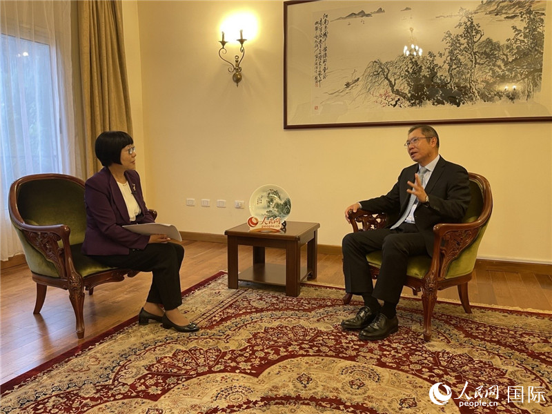 胡長春大使接受人民網(wǎng)記者唐維紅采訪。人民網(wǎng)記者 趙艷紅攝