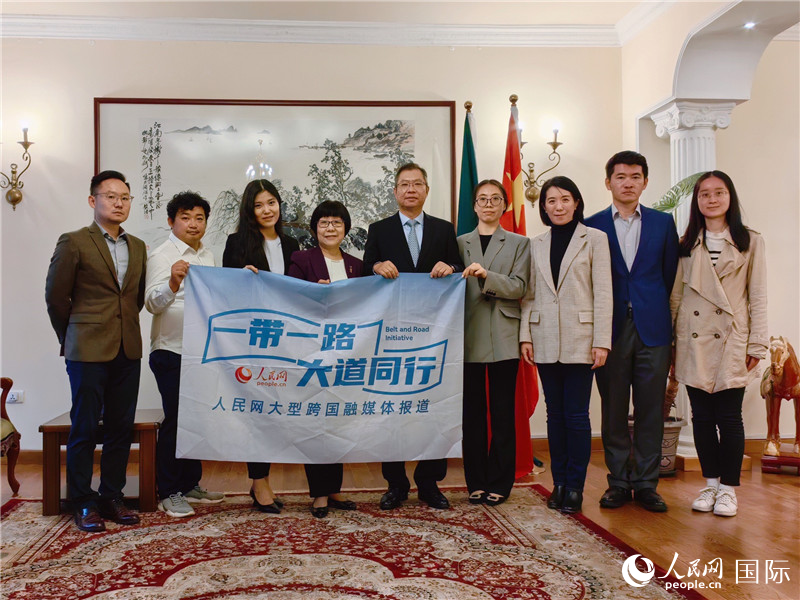 胡長春大使、駐非盟使團(tuán)工作人員與人民網(wǎng)記者合影。