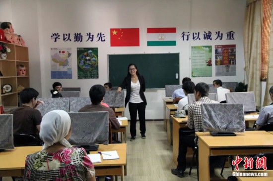 2014年，塔吉克斯坦國立民族大學(xué)的孔子學(xué)院內(nèi)，教師正在為塔吉克斯坦學(xué)生授課。田冰 攝