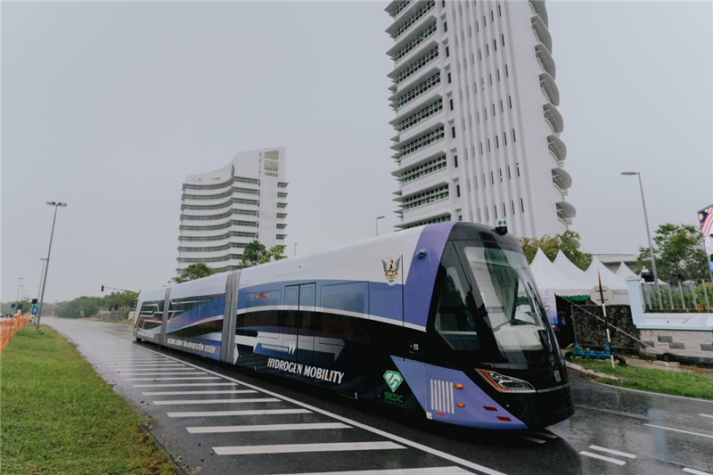 9月6日下午，由中車株洲所自主研發(fā)制造的全球首輛氫能源智軌電車正式亮相馬來西亞砂拉越州古晉市。中車株洲所供圖
