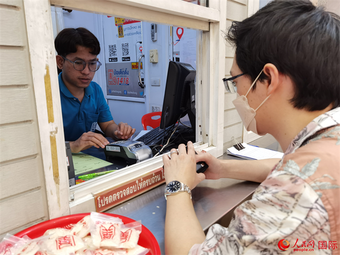市民在活動(dòng)現(xiàn)場(chǎng)捐贈(zèng)善款。人民網(wǎng)記者 白元琪攝