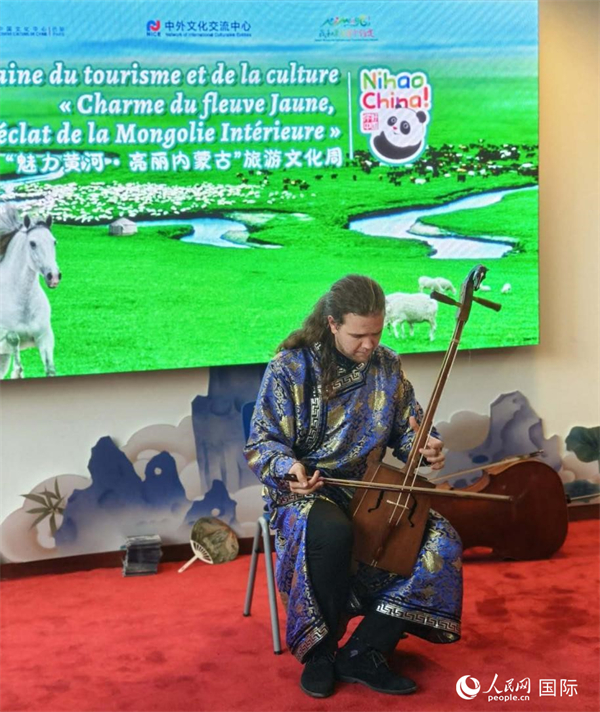 法國音樂家馬修·勒庫演奏馬頭琴。人民網(wǎng)記者 尚凱元攝