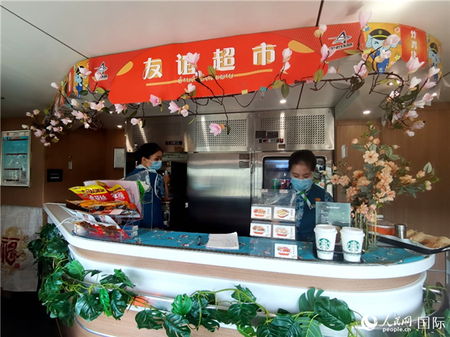 中老鐵路國際旅客列車里的“友誼超市”。人民網(wǎng) 杜明明攝