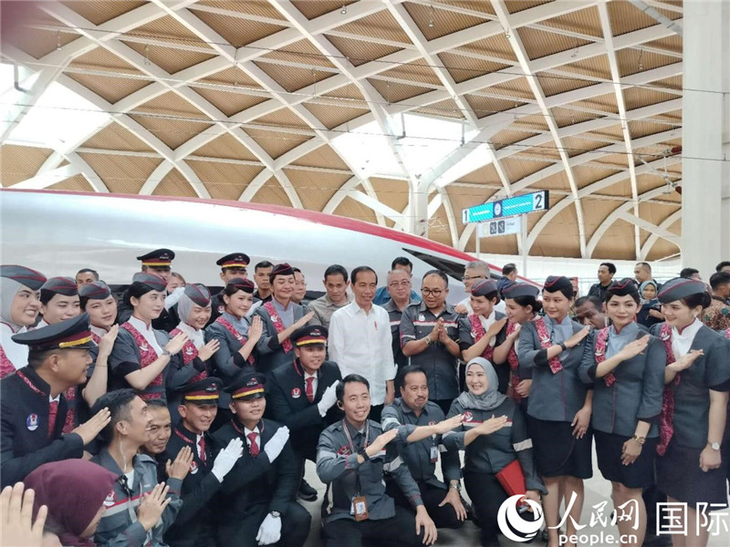 印尼總統(tǒng)佐科與雅萬高鐵乘務(wù)員及中印尼嘉賓合影。人民網(wǎng)記者 李培松攝