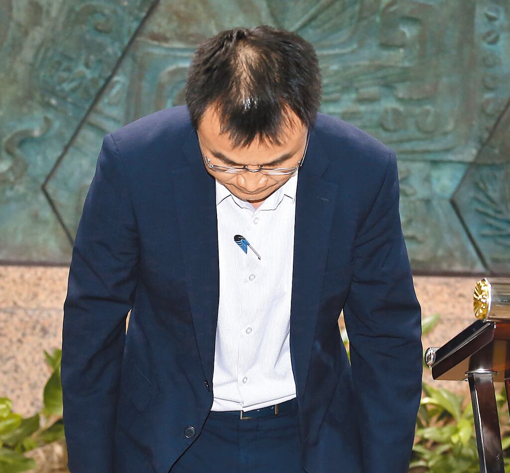 臺(tái)農(nóng)業(yè)部門負(fù)責(zé)人陳吉仲19日傍晚舉行記者會(huì)說明項(xiàng)目進(jìn)口雞蛋議題，當(dāng)日晚間8點(diǎn)在臉書上宣布辭職。 圖片來源：臺(tái)灣“中時(shí)新聞網(wǎng)”