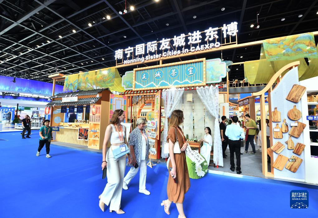9月17日，在南寧國際會(huì)展中心，觀眾在東博會(huì)“一帶一路”國際展區(qū)參觀。當(dāng)日，第二十屆中國—東盟博覽會(huì)和中國—東盟商務(wù)與投資峰會(huì)開幕式在廣西南寧舉行。新華社記者 黃孝邦 攝
