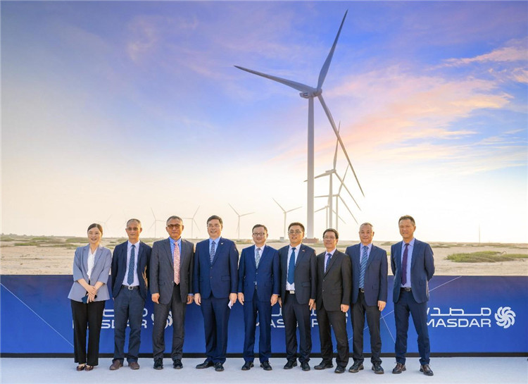 中方建設者在風電場合影。中國電建供圖