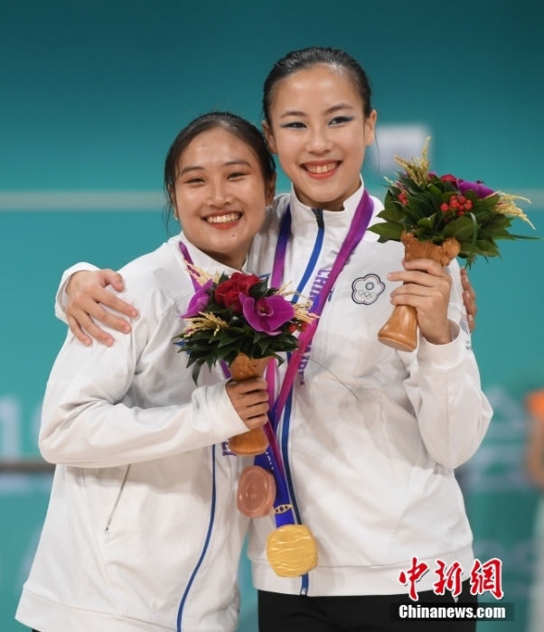 10月7日，杭州第19屆亞運(yùn)會(huì)輪滑項(xiàng)目女子花樣輪滑單人滑長(zhǎng)節(jié)目決賽在錢塘輪滑中心舉行。結(jié)合短節(jié)目決賽成績(jī)，中國(guó)臺(tái)北選手洪筱晴(左)以94.38分的總成績(jī)奪得女子花樣輪滑單人滑冠軍，中國(guó)臺(tái)北選手張致如(右)獲得季軍。<a target='_blank' href='/'><p  align=