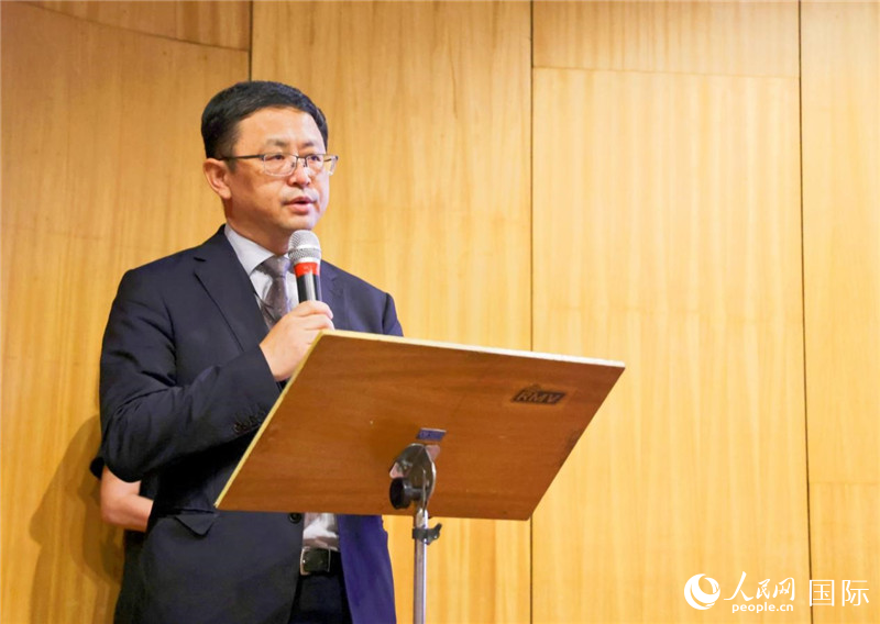 中國駐里約熱內(nèi)盧總領(lǐng)事館商務(wù)參贊徐元勝發(fā)表致辭。人民網(wǎng)記者 陳海琪攝