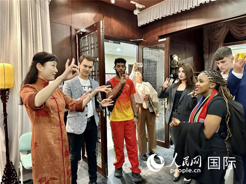 國際民間人士代表團參觀古北市民中心昆曲教室。人民網(wǎng)記者 周雨攝