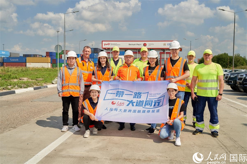 人民網(wǎng)記者在莫斯科別雷拉斯特物流中心采訪。