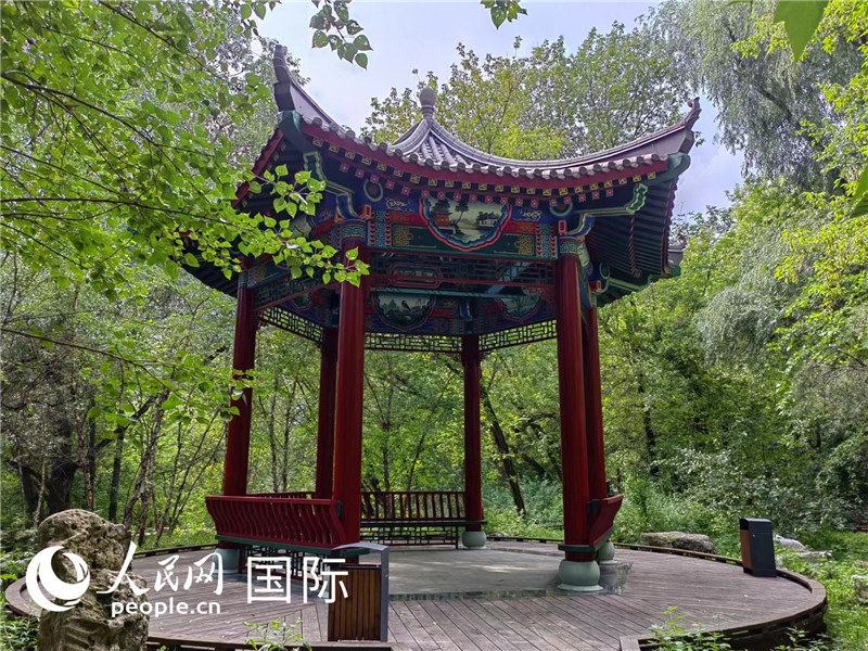 莫斯科中國(guó)貿(mào)易中心的中式園林“華銘園”一角。人民網(wǎng)記者 申亞欣攝