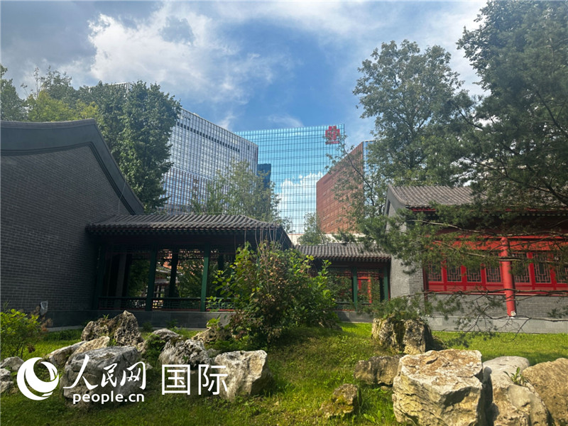 莫斯科中國(guó)貿(mào)易中心的中式園林“華銘園”一角。人民網(wǎng)記者 申佳平攝