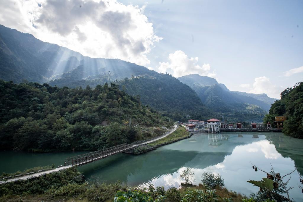 這是2022年11月8日拍攝的尼泊爾上馬相迪A水電站大壩。上馬相迪A水電站位于尼泊爾西部勒姆宗縣，2013年1月開工建設(shè)，2017年1月1日投入商業(yè)運(yùn)營。該水電站投入運(yùn)營以來，極大緩解了尼泊爾電力緊缺局面。新華社發(fā)（哈里·馬哈爾詹 攝）