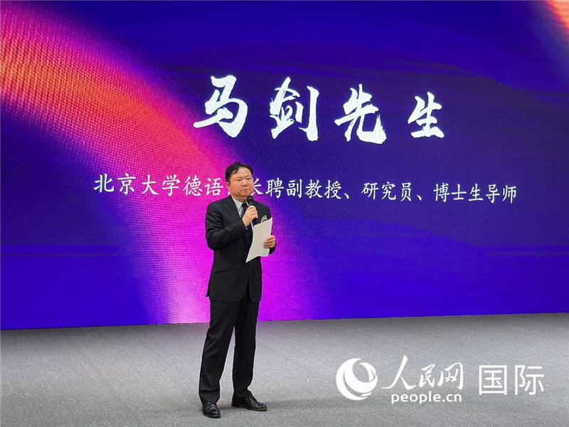 北京大學(xué)德語(yǔ)系長(zhǎng)聘副教授馬劍點(diǎn)評(píng)學(xué)生表現(xiàn)。（攝影：張麗鷗）