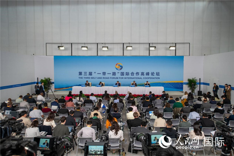 10月16日，第三屆“一帶一路”國際合作高峰論壇新聞中心在北京國家會(huì)議中心舉行首場吹風(fēng)會(huì)，邀請自然資源部國際合作司和相關(guān)單位負(fù)責(zé)人介紹有關(guān)情況，并回答記者提問。人民網(wǎng)記者 翁奇羽攝