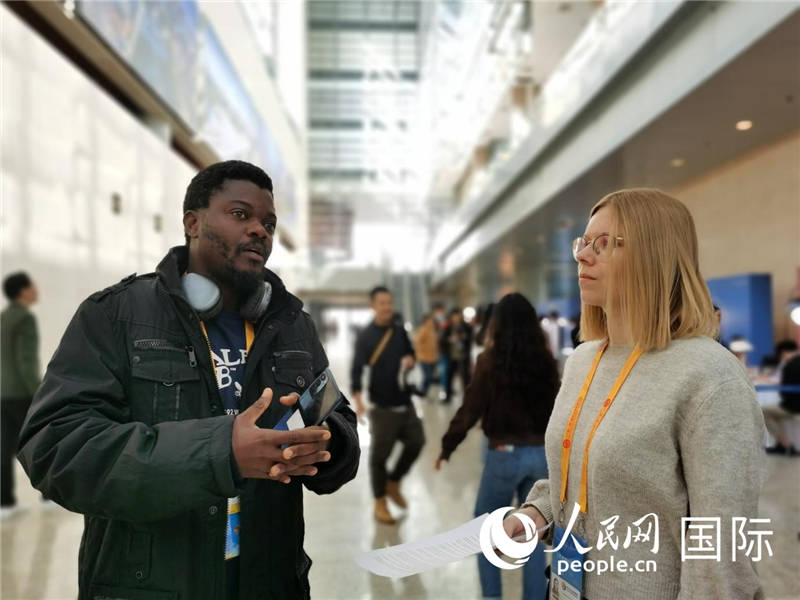剛果（金）未來(lái)集團(tuán)廣播電視部記者雨果-恩澤扎接受人民網(wǎng)采訪。人民網(wǎng) 孫鴻宇攝