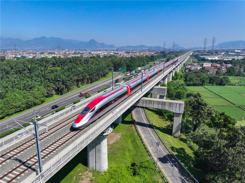 奔馳在雅萬高鐵上的動(dòng)車組。中車青島四方機(jī)車車輛股份有限公司供圖